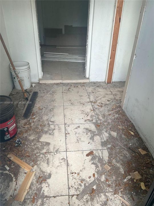 For Sale: $310,000 (2 beds, 1 baths, 896 Square Feet)