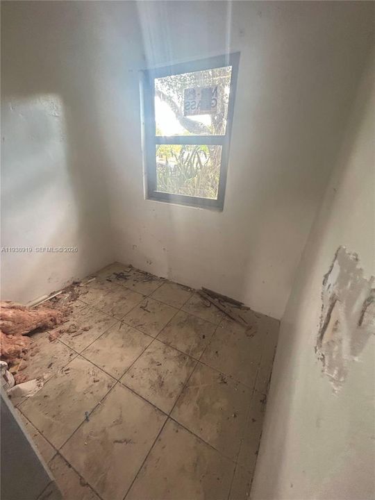 For Sale: $310,000 (2 beds, 1 baths, 896 Square Feet)