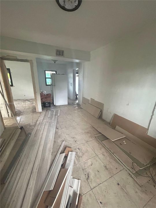 For Sale: $310,000 (2 beds, 1 baths, 896 Square Feet)