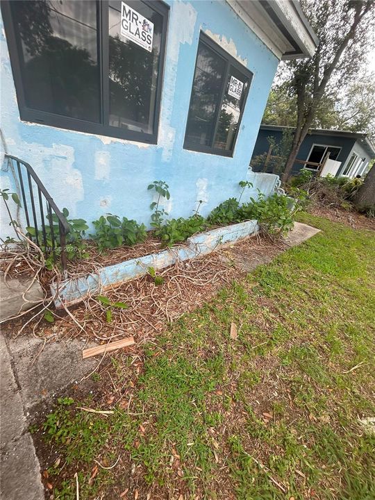 For Sale: $310,000 (2 beds, 1 baths, 896 Square Feet)