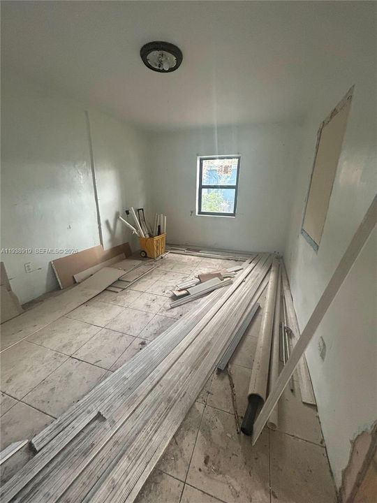 For Sale: $310,000 (2 beds, 1 baths, 896 Square Feet)