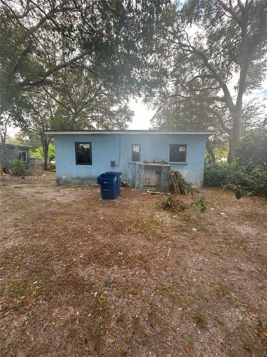 For Sale: $310,000 (2 beds, 1 baths, 896 Square Feet)