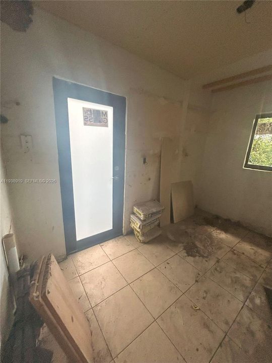 For Sale: $310,000 (2 beds, 1 baths, 896 Square Feet)