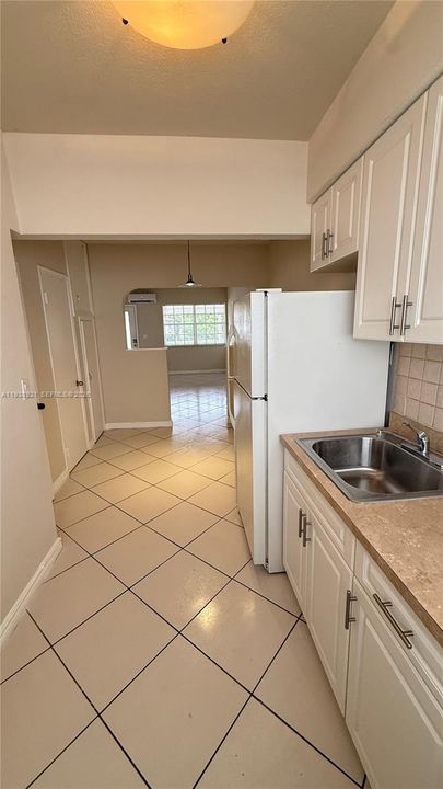 出租: $1,500 (0 贝兹, 1 浴室, 383 平方英尺)