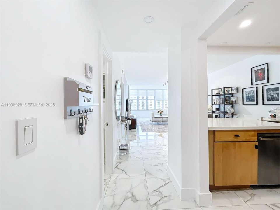 For Sale: $340,000 (1 beds, 1 baths, 882 Square Feet)