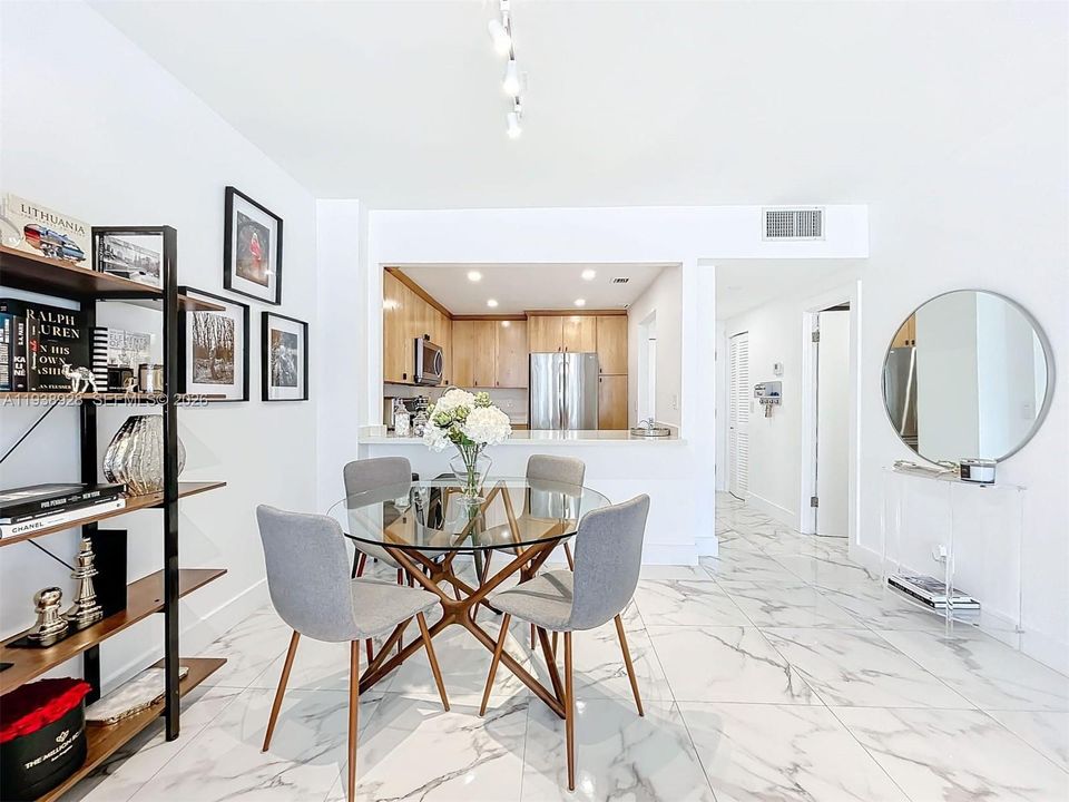 For Sale: $340,000 (1 beds, 1 baths, 882 Square Feet)