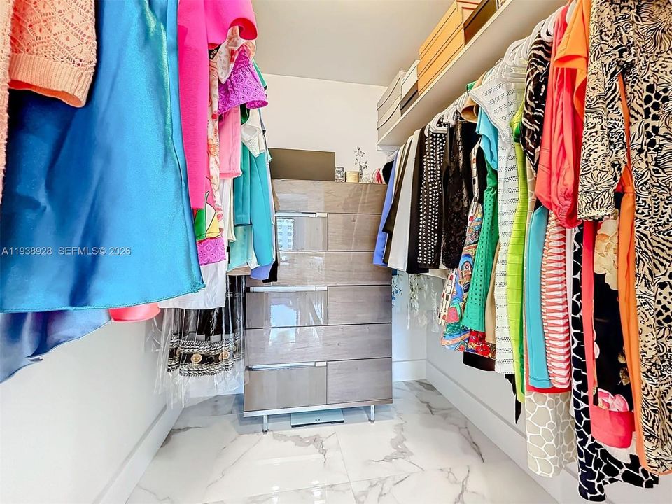 For Sale: $340,000 (1 beds, 1 baths, 882 Square Feet)