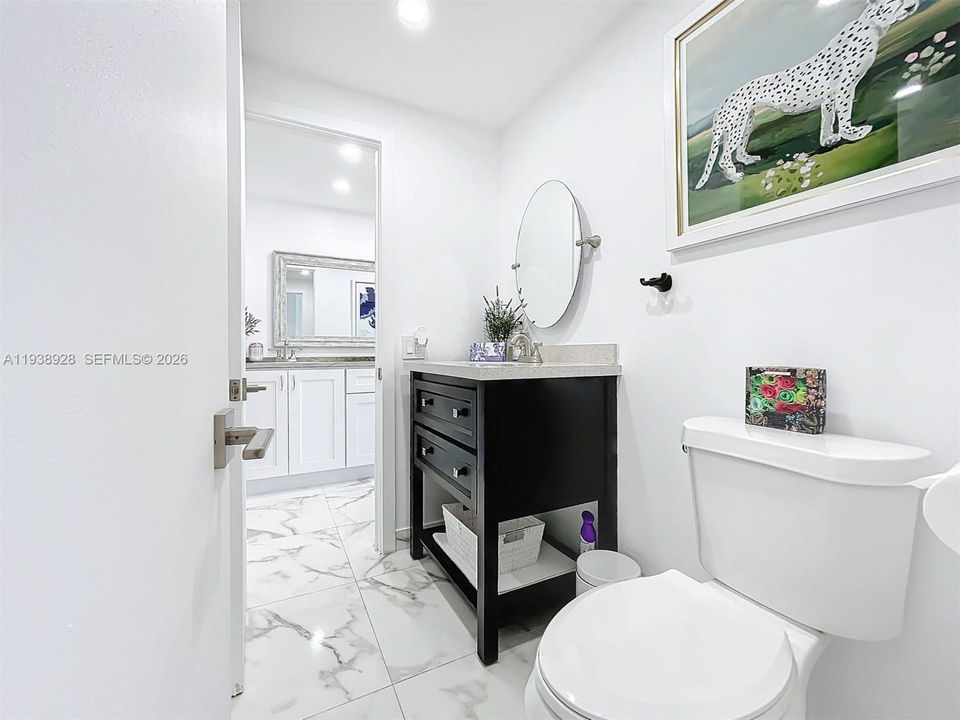 For Sale: $340,000 (1 beds, 1 baths, 882 Square Feet)