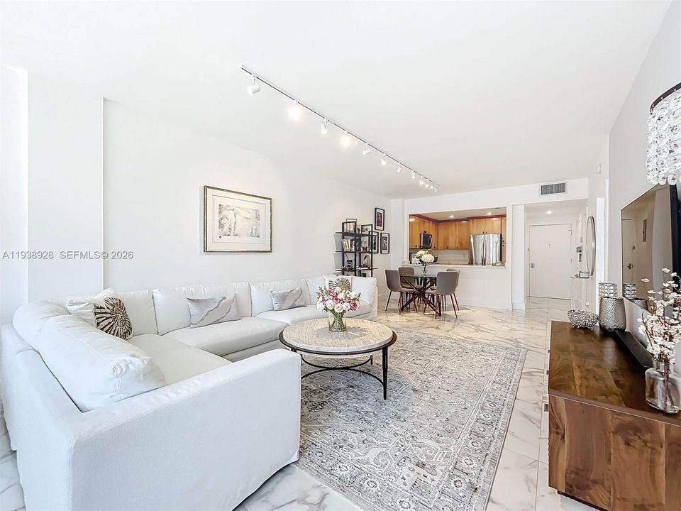 For Sale: $340,000 (1 beds, 1 baths, 882 Square Feet)