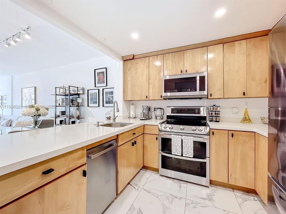 For Sale: $340,000 (1 beds, 1 baths, 882 Square Feet)