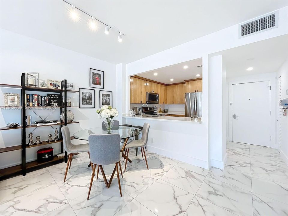 For Sale: $340,000 (1 beds, 1 baths, 882 Square Feet)