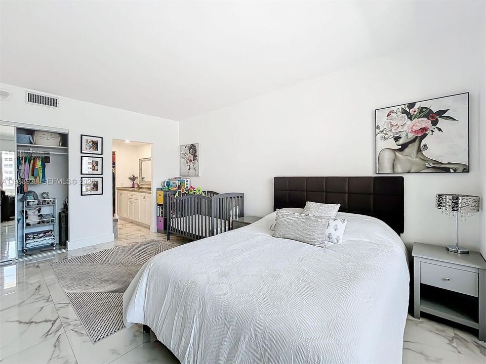 For Sale: $340,000 (1 beds, 1 baths, 882 Square Feet)