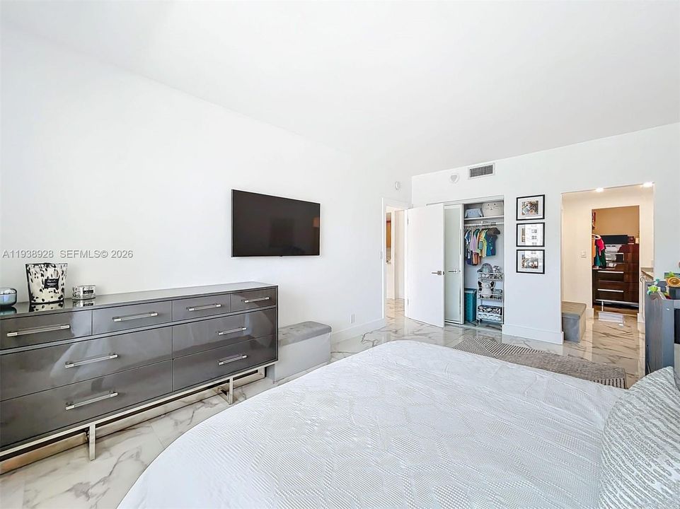 For Sale: $340,000 (1 beds, 1 baths, 882 Square Feet)