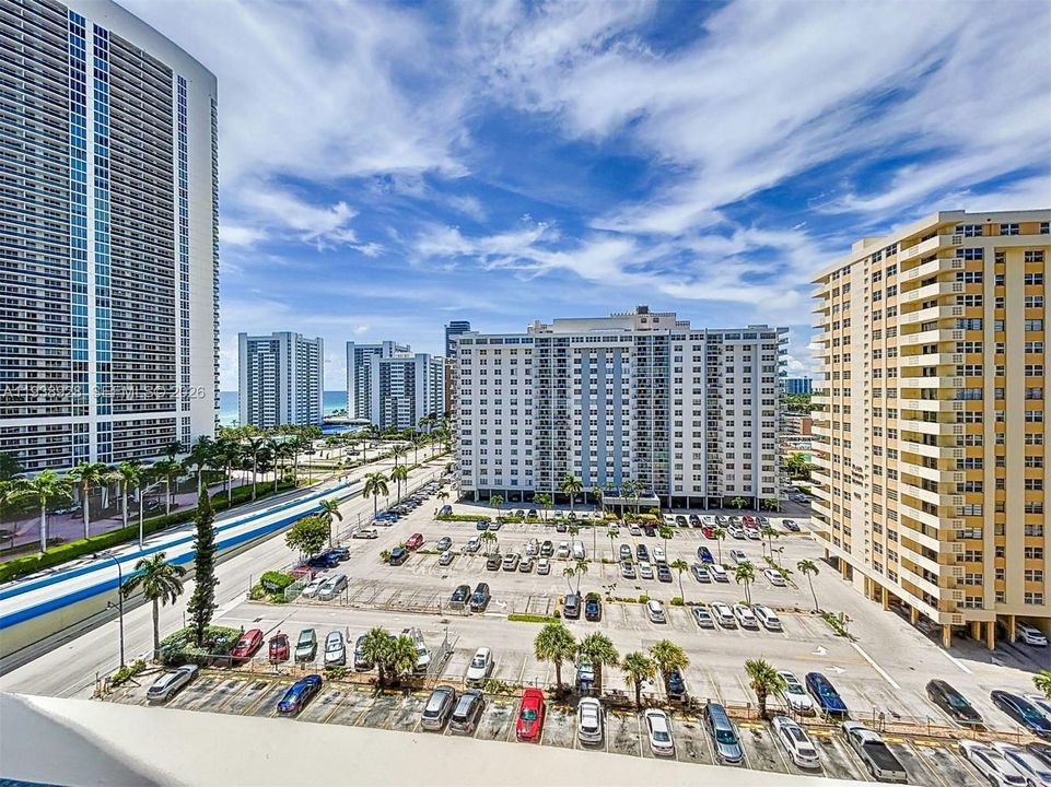 For Sale: $340,000 (1 beds, 1 baths, 882 Square Feet)