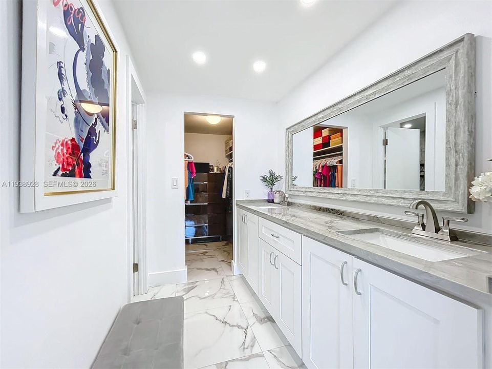 For Sale: $340,000 (1 beds, 1 baths, 882 Square Feet)