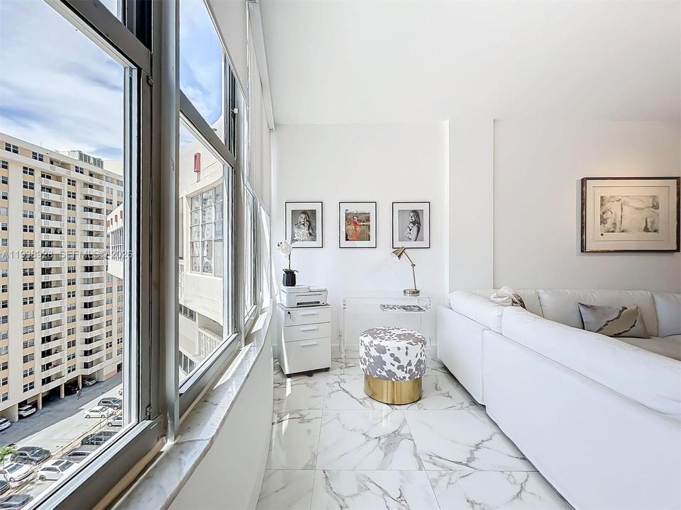 For Sale: $340,000 (1 beds, 1 baths, 882 Square Feet)