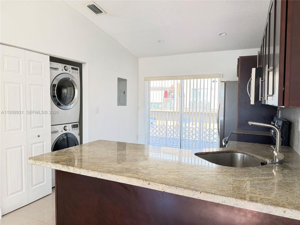 出租: $2,400 (2 贝兹, 2 浴室, 990 平方英尺)