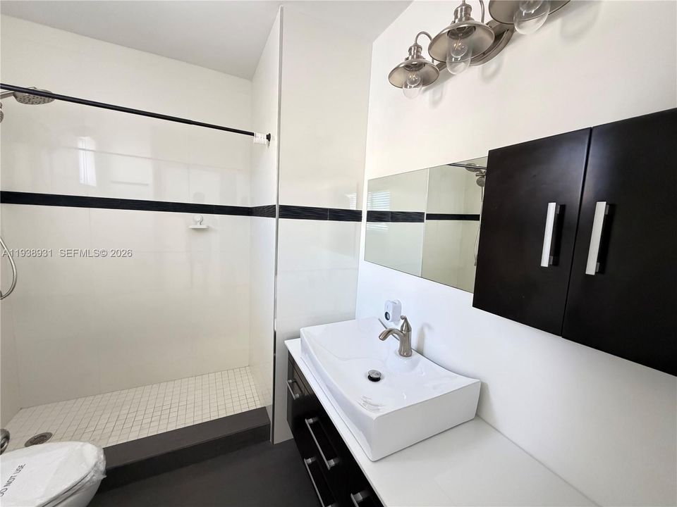 出租: $2,400 (2 贝兹, 2 浴室, 990 平方英尺)