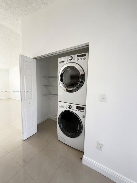 出租: $2,400 (2 贝兹, 2 浴室, 990 平方英尺)