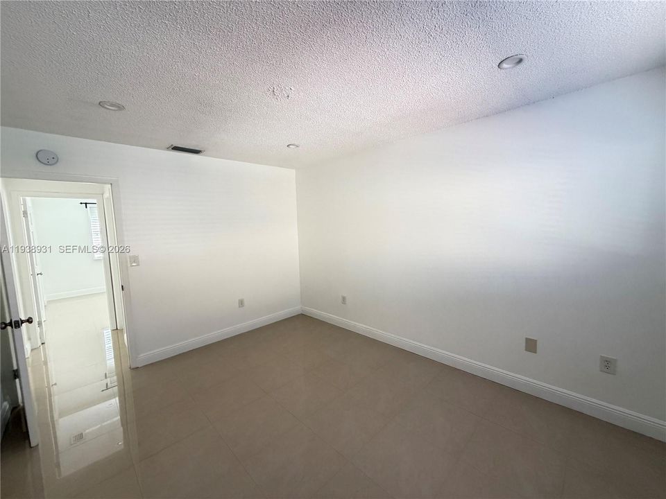 出租: $2,400 (2 贝兹, 2 浴室, 990 平方英尺)