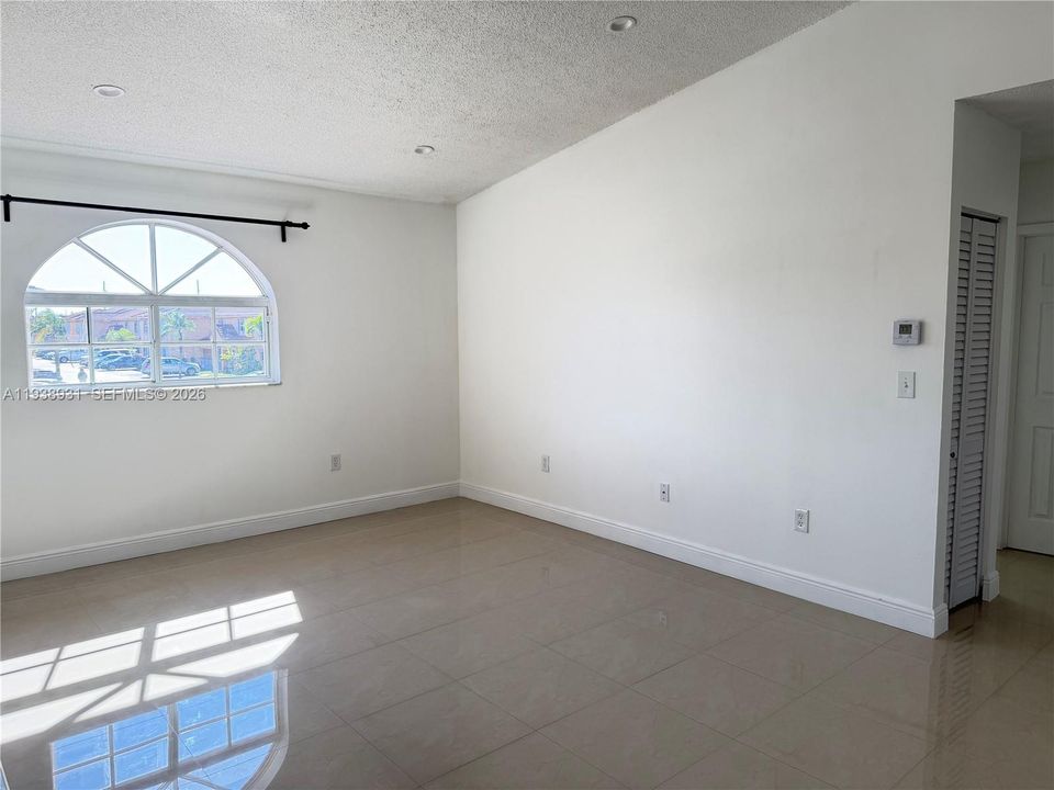 出租: $2,400 (2 贝兹, 2 浴室, 990 平方英尺)