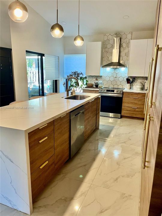 En Venta: $619,900 (3 camas, 2 baños, 1345 Pies cuadrados)