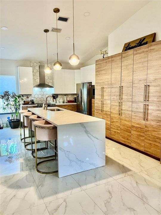 En Venta: $619,900 (3 camas, 2 baños, 1345 Pies cuadrados)