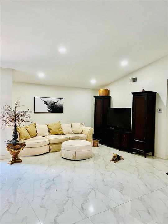 En Venta: $619,900 (3 camas, 2 baños, 1345 Pies cuadrados)