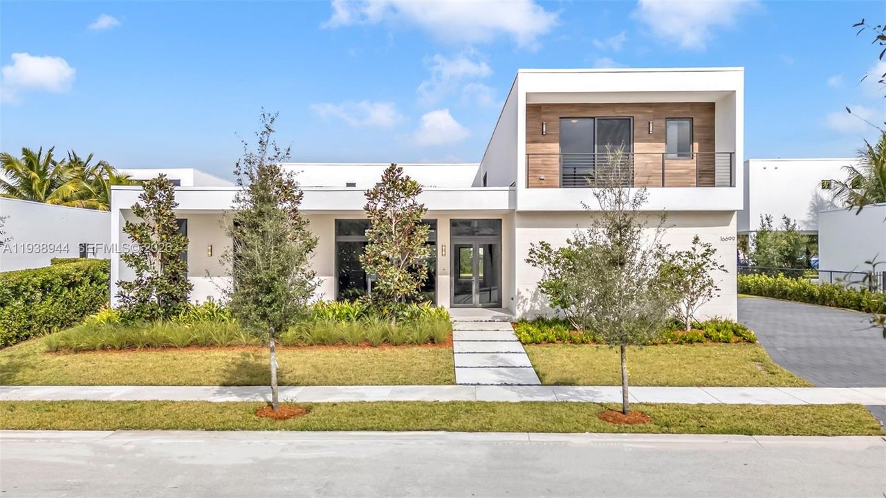 出租: $20,000 (5 贝兹, 6 浴室, 5293 平方英尺)