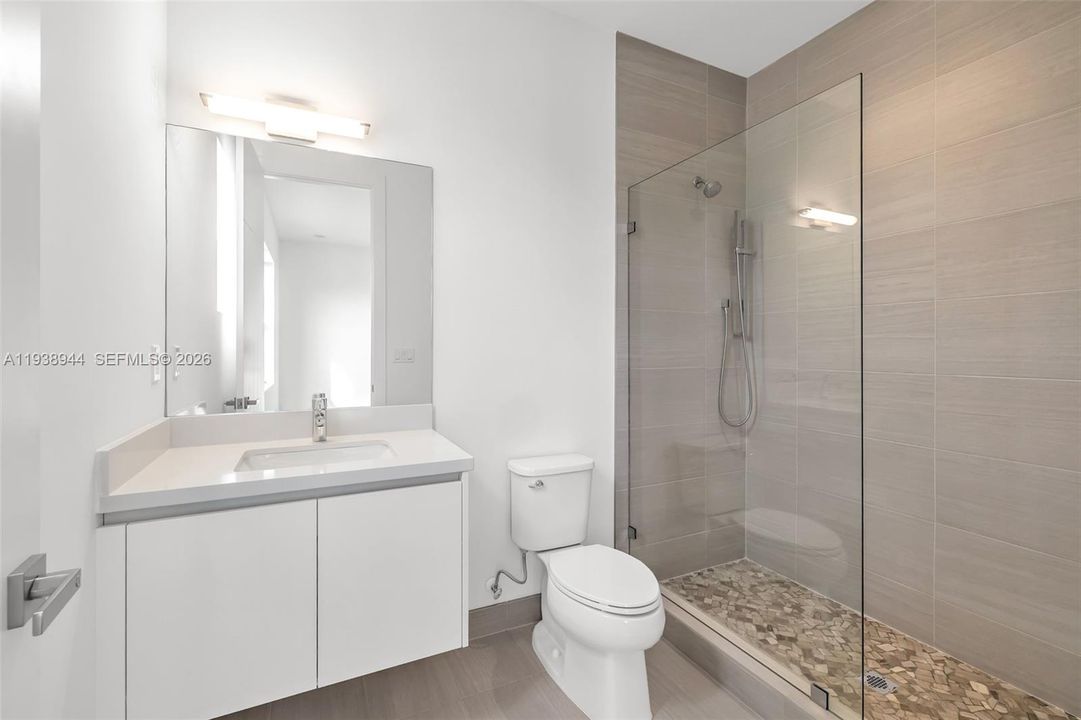 出租: $20,000 (5 贝兹, 6 浴室, 5293 平方英尺)