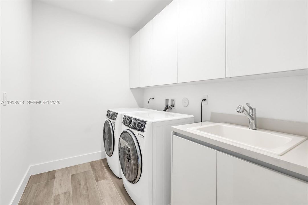 出租: $20,000 (5 贝兹, 6 浴室, 5293 平方英尺)