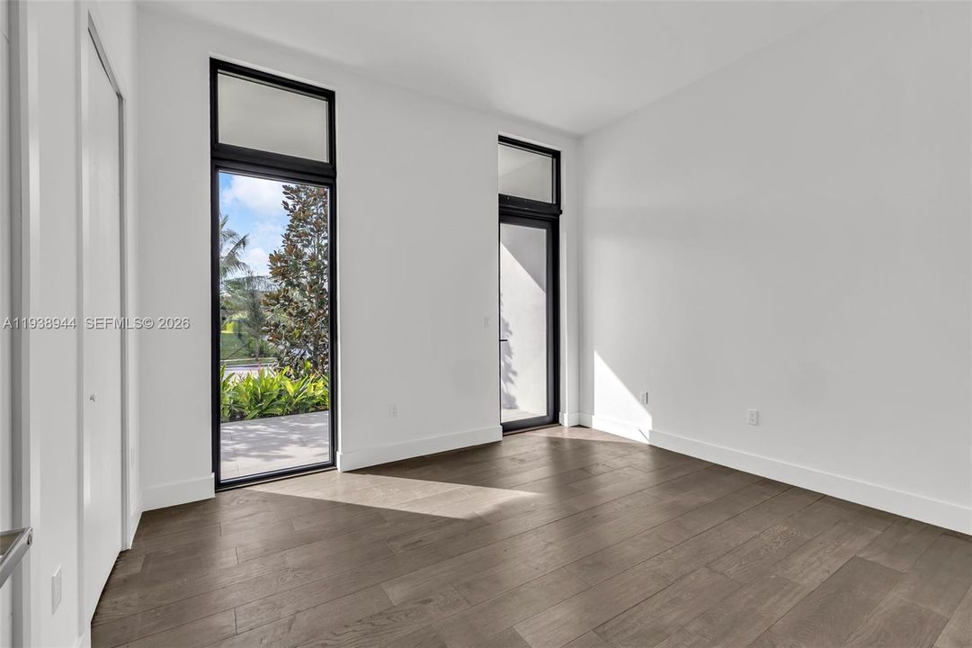 出租: $20,000 (5 贝兹, 6 浴室, 5293 平方英尺)