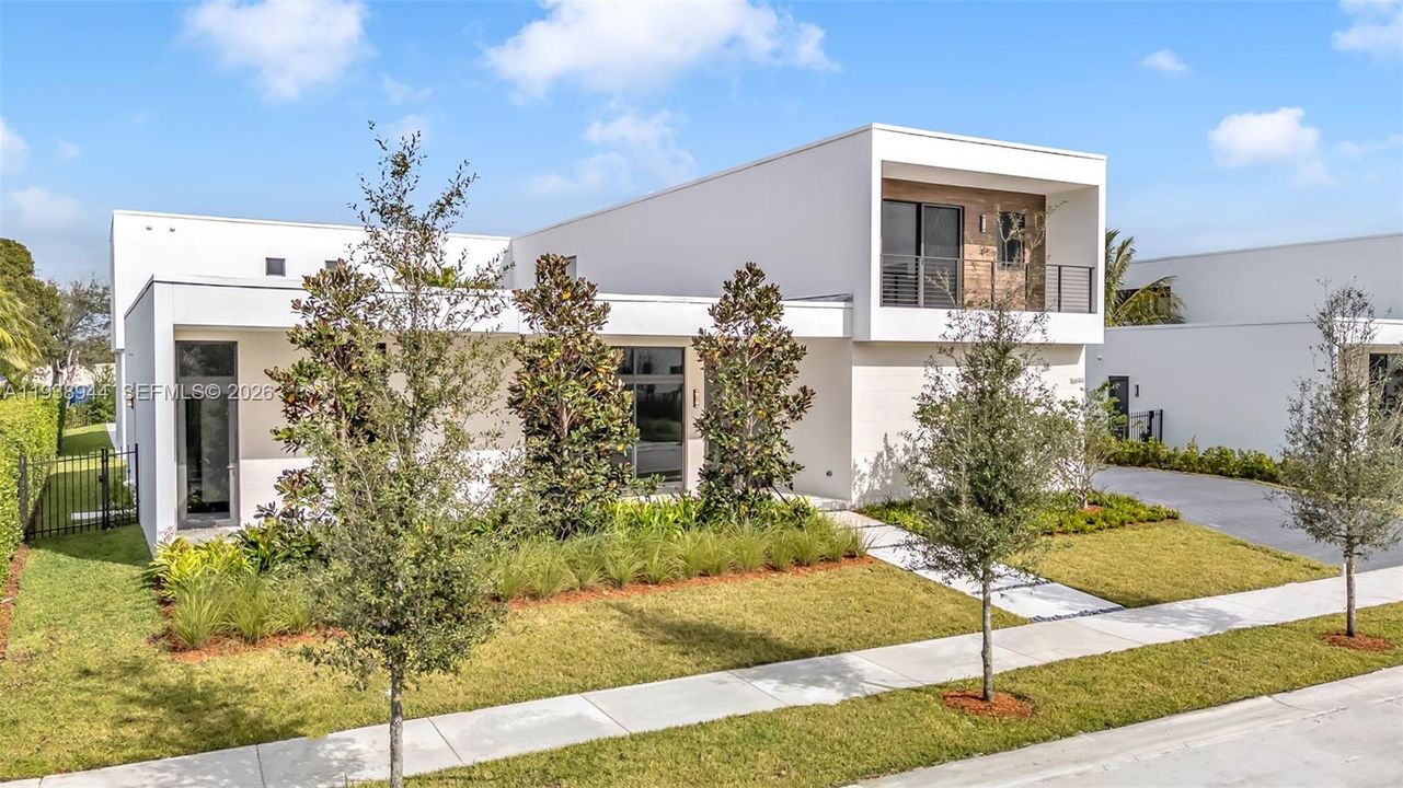 出租: $20,000 (5 贝兹, 6 浴室, 5293 平方英尺)