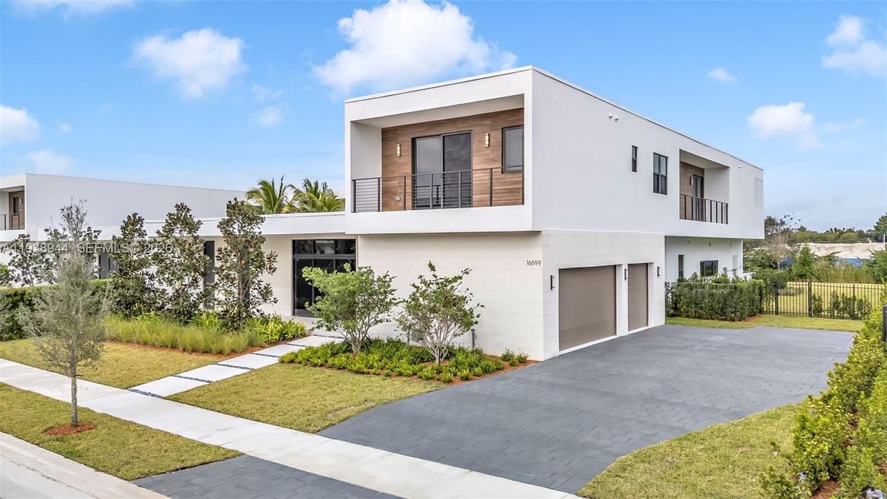 出租: $20,000 (5 贝兹, 6 浴室, 5293 平方英尺)