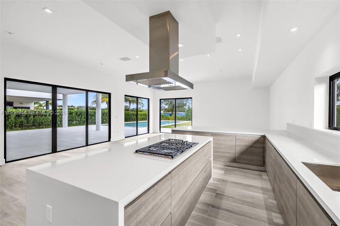 出租: $20,000 (5 贝兹, 6 浴室, 5293 平方英尺)