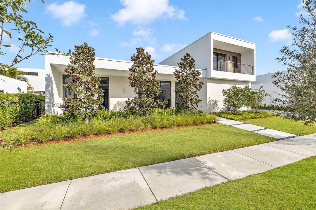 出租: $20,000 (5 贝兹, 6 浴室, 5293 平方英尺)