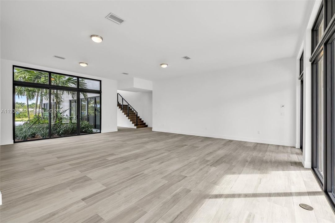 出租: $20,000 (5 贝兹, 6 浴室, 5293 平方英尺)