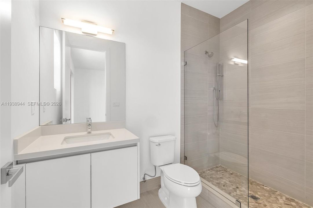 出租: $20,000 (5 贝兹, 6 浴室, 5293 平方英尺)