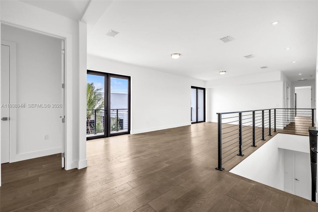 出租: $20,000 (5 贝兹, 6 浴室, 5293 平方英尺)