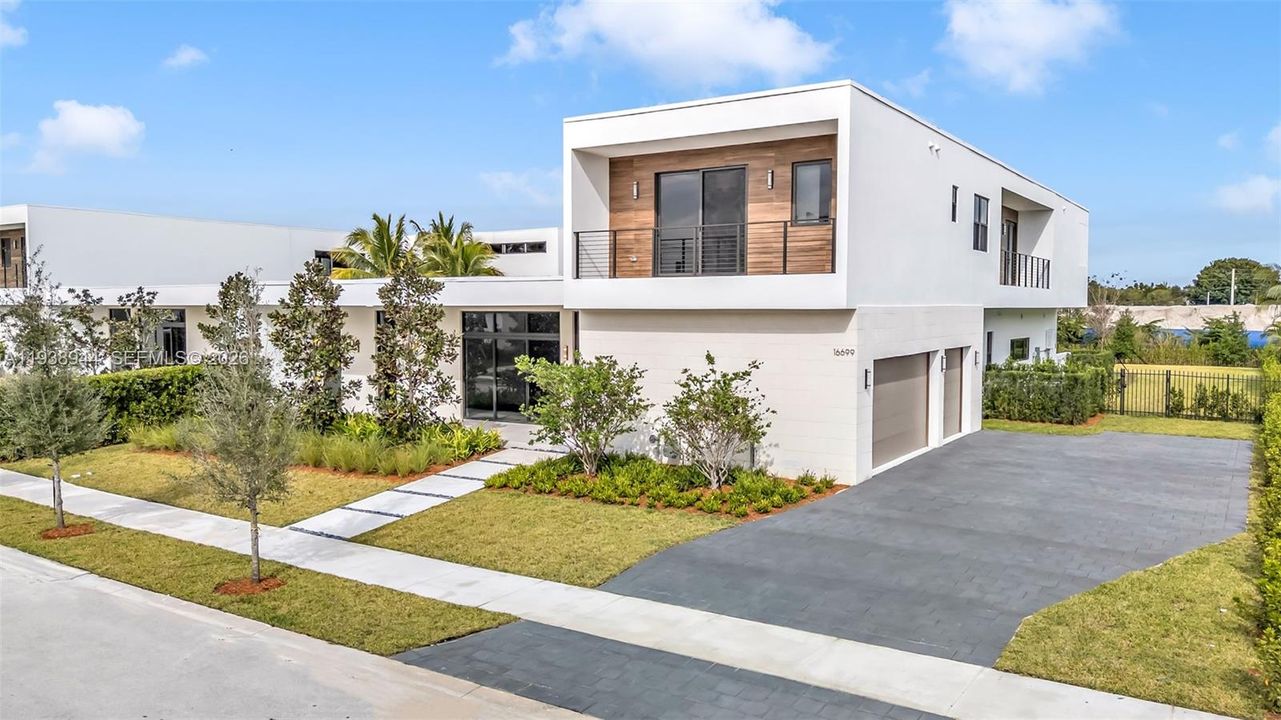 出租: $20,000 (5 贝兹, 6 浴室, 5293 平方英尺)