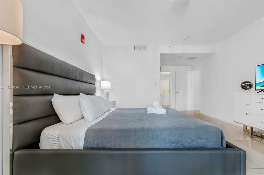 For Sale: $599,000 (2 beds, 2 baths, 1180 Square Feet)