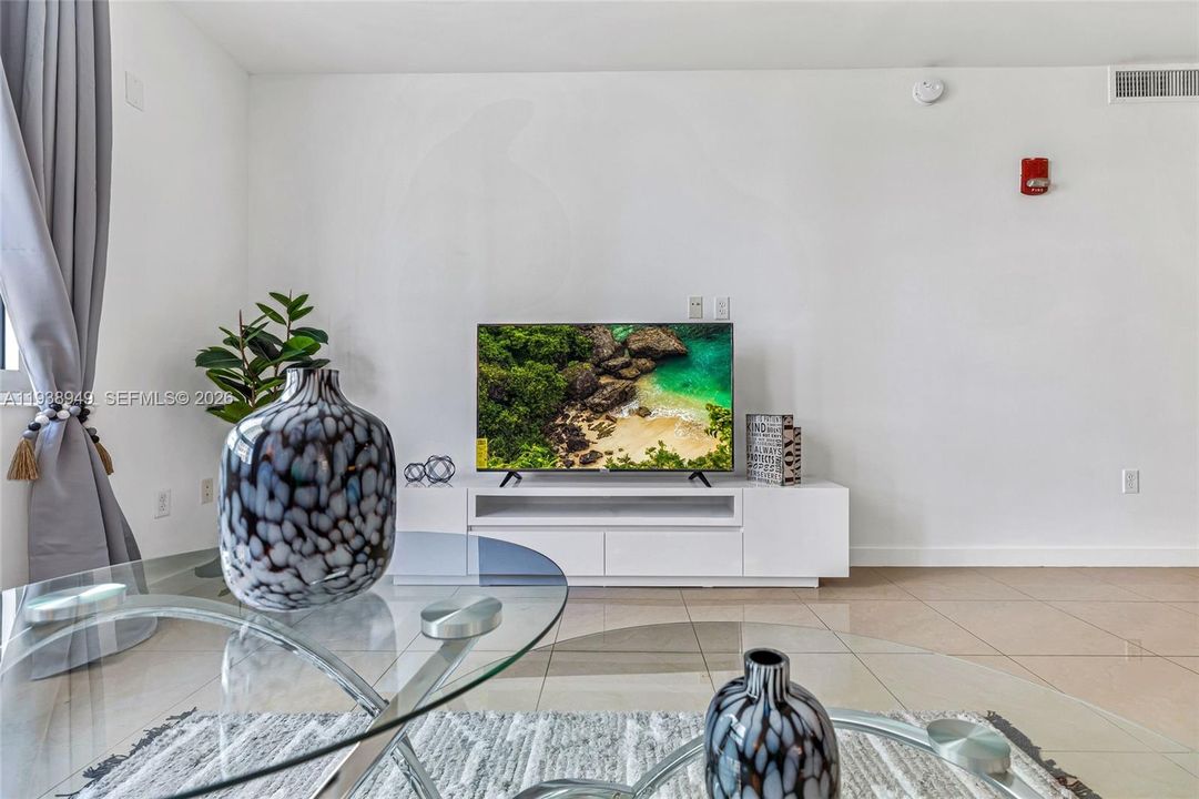 For Sale: $599,000 (2 beds, 2 baths, 1180 Square Feet)