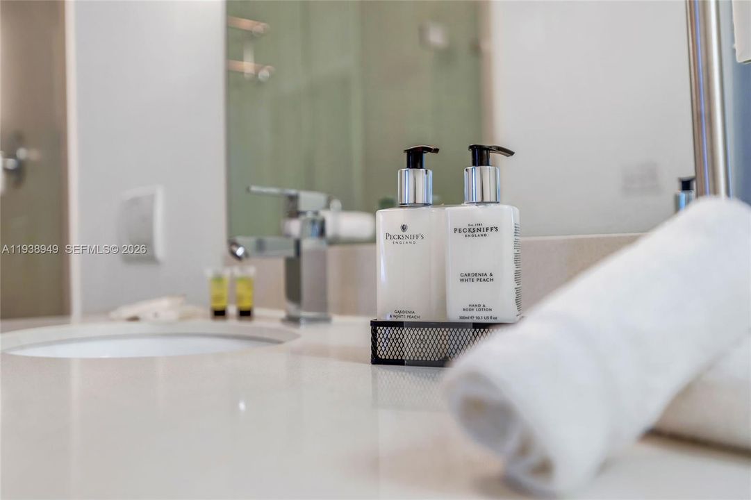 For Sale: $599,000 (2 beds, 2 baths, 1180 Square Feet)