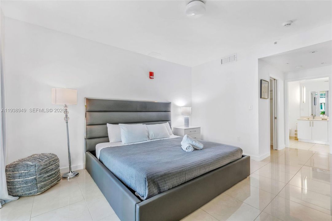 For Sale: $599,000 (2 beds, 2 baths, 1180 Square Feet)