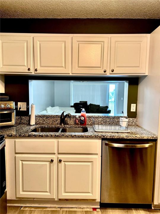 На продажу: $199,900 (2 спален, 2 ванн, 815 Квадратных фут)