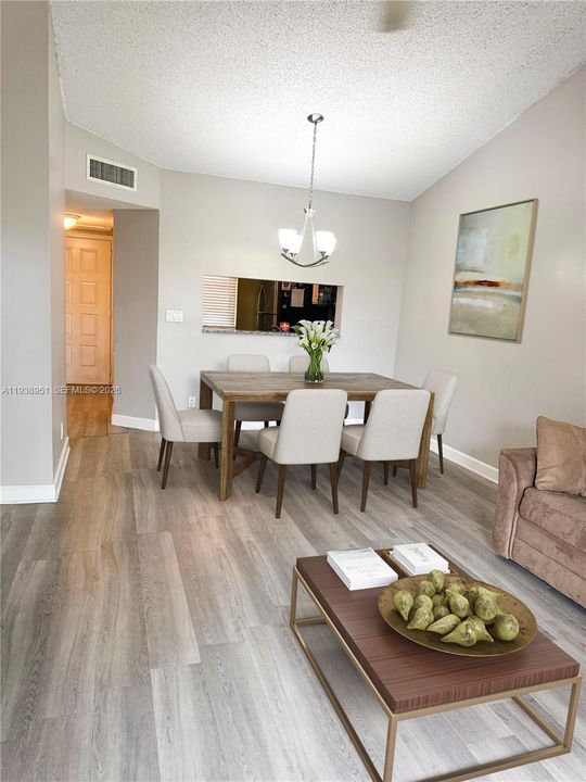 На продажу: $199,900 (2 спален, 2 ванн, 815 Квадратных фут)