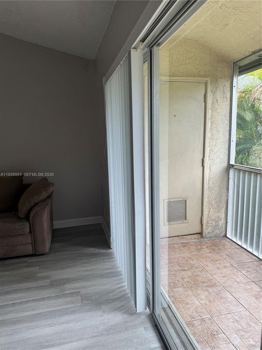 На продажу: $199,900 (2 спален, 2 ванн, 815 Квадратных фут)