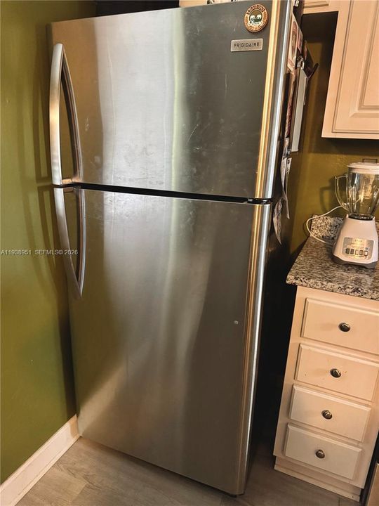 На продажу: $199,900 (2 спален, 2 ванн, 815 Квадратных фут)