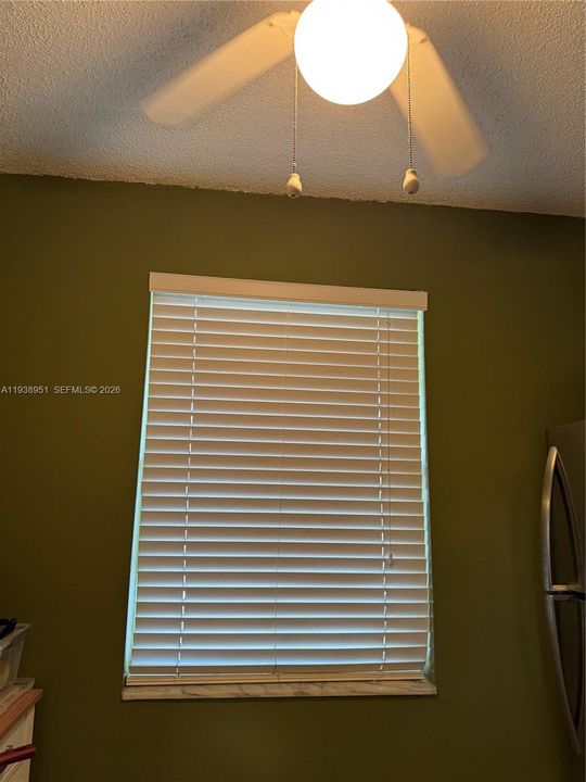 На продажу: $199,900 (2 спален, 2 ванн, 815 Квадратных фут)