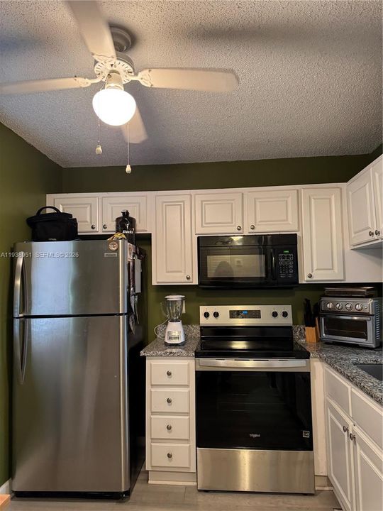 На продажу: $199,900 (2 спален, 2 ванн, 815 Квадратных фут)